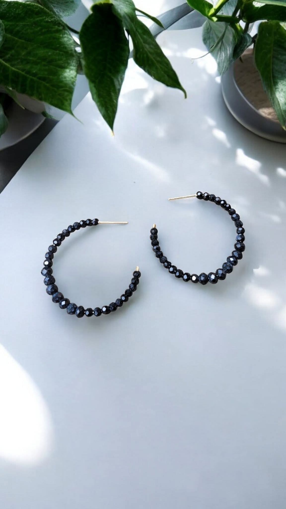 ✨ Boucles d’oreilles créoles – Spinelle noire facettée