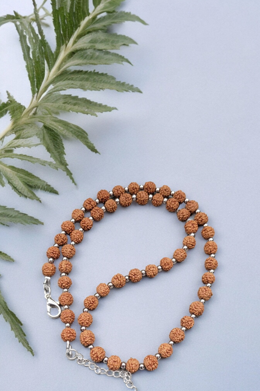 Collier en rudraksha