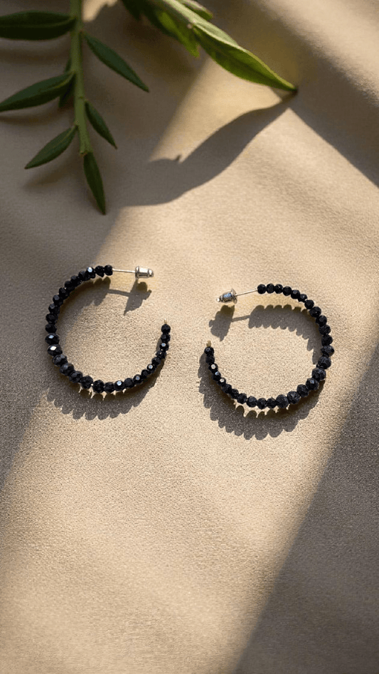 ✨ Boucles d’oreilles créoles – Spinelle noire facettée - Flore Holistic