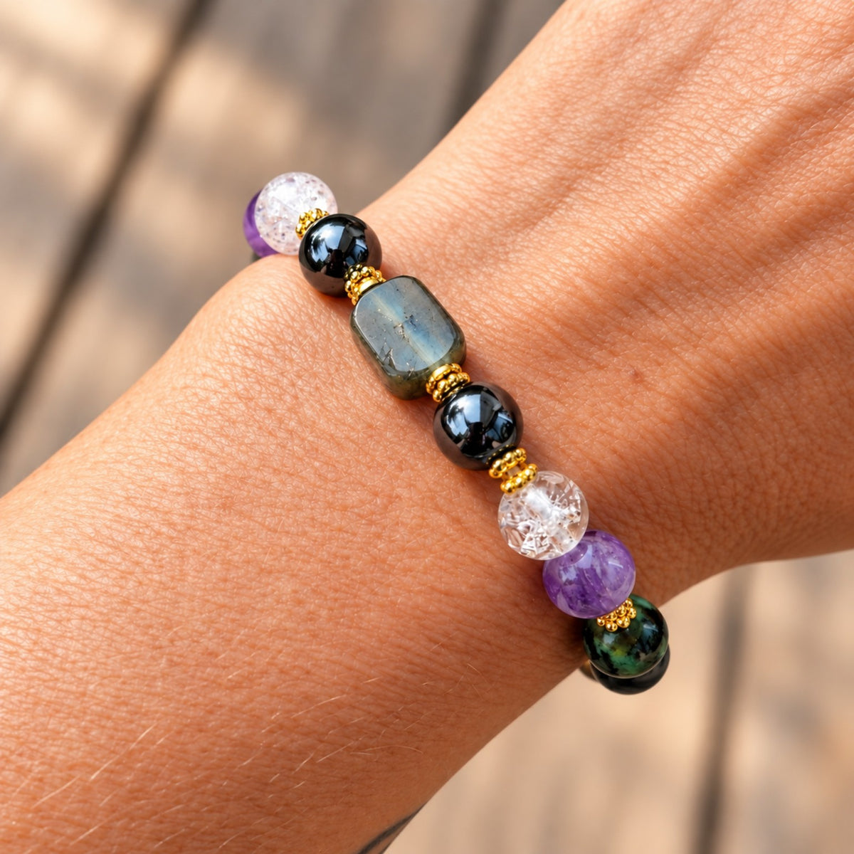 Gros plan du bracelet Boussole Intérieure en labradorite, hématite, cristal de roche et améthyste