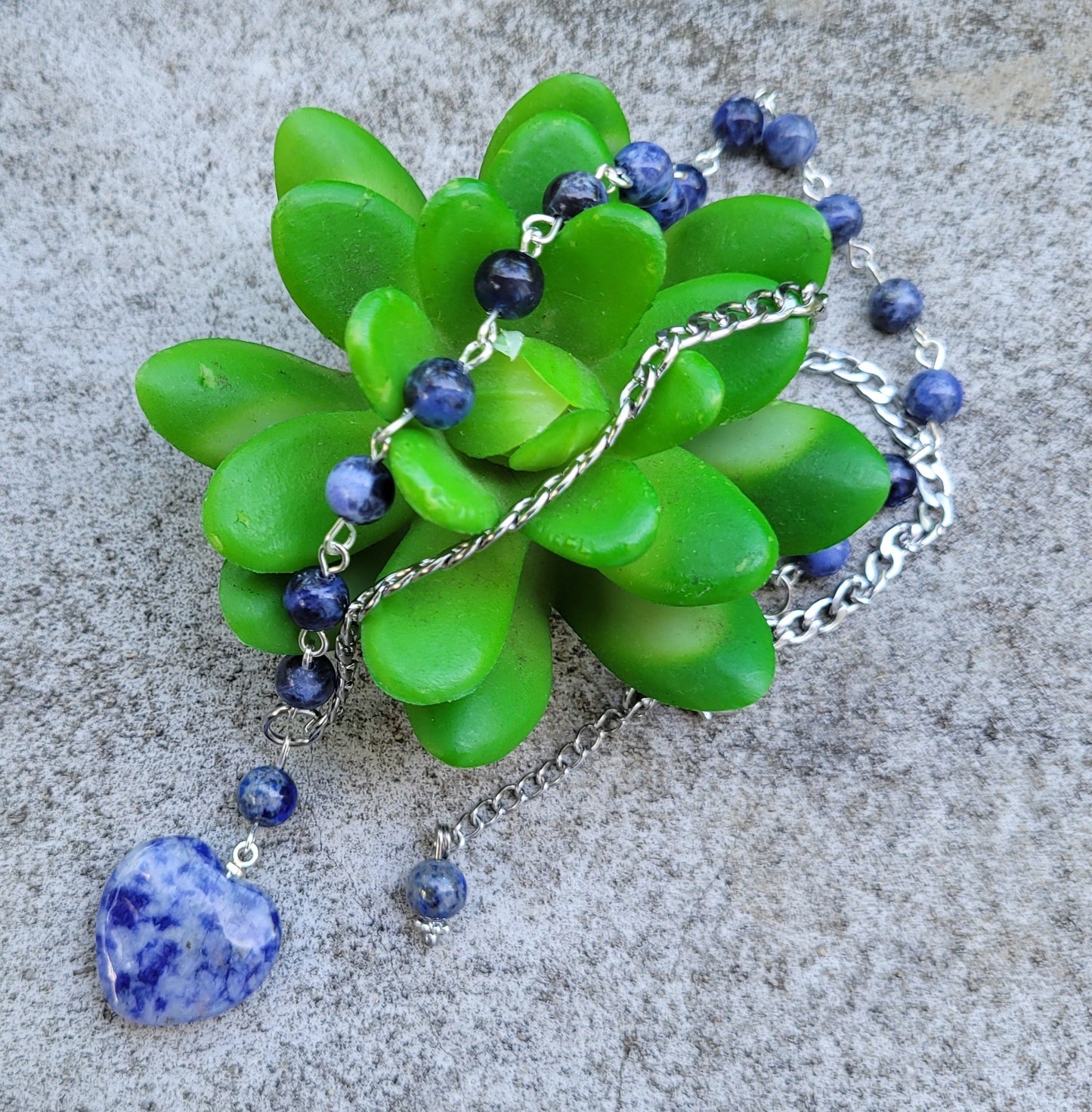 Collier Asymétrique Sodalite – Calme et Vérité intérieure - Collier pierres naturelles - Flore Holistic
