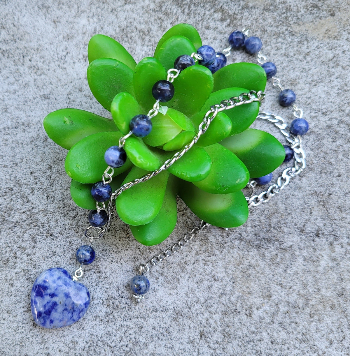 Collier Asymétrique Sodalite – Calme et Vérité intérieure - Collier pierres naturelles - Flore Holistic