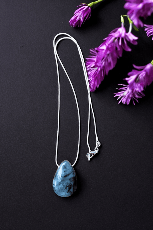 Collier Racine d’Émeraude – Abondance, Harmonie et Ouverture du cœur - Collier pierres naturelles - Flore Holistic