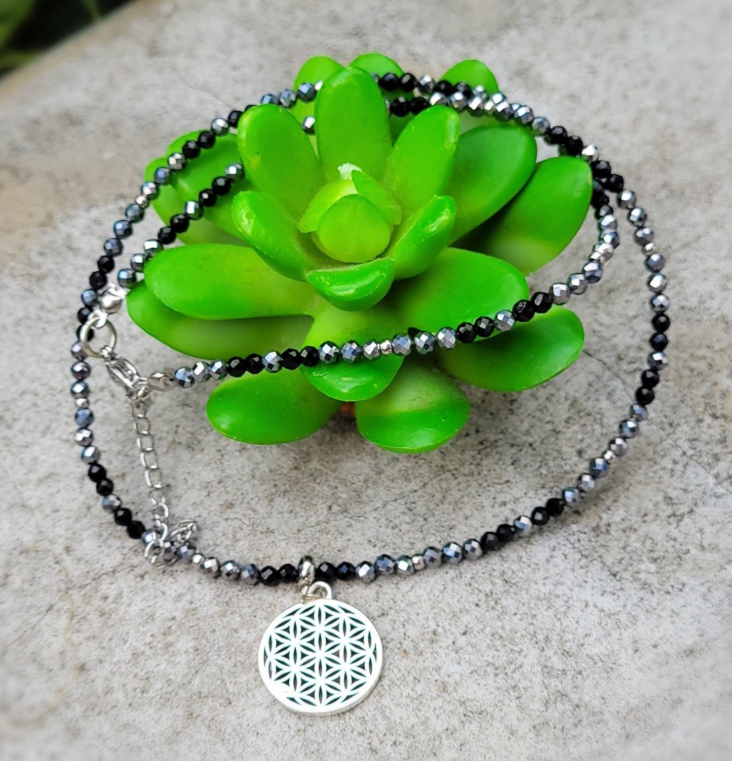 Collier Terahertz & Spinelle – Fleur de Vie – Énergie et Protection - Collier pierres naturelles - Flore Holistic