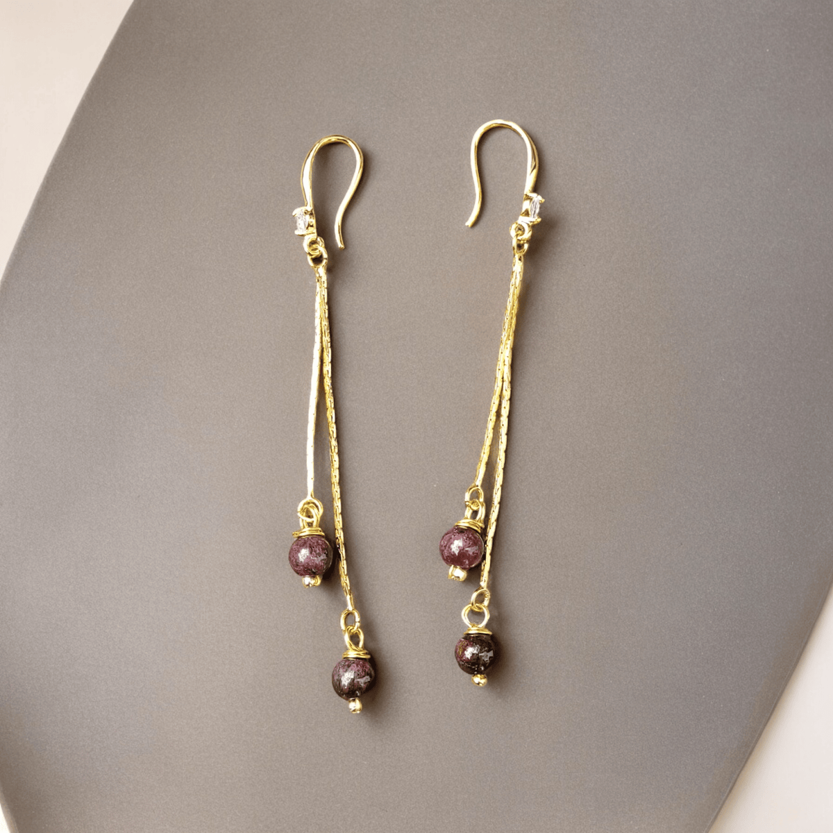 Pendants d'oreilles en grenat et acier - Flore Holistic