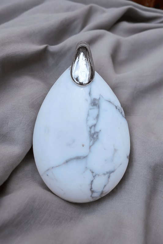 Pendentif en Howlite – Apaisement et Sérénité - Pendentif en pierre naturelle - Flore Holistic