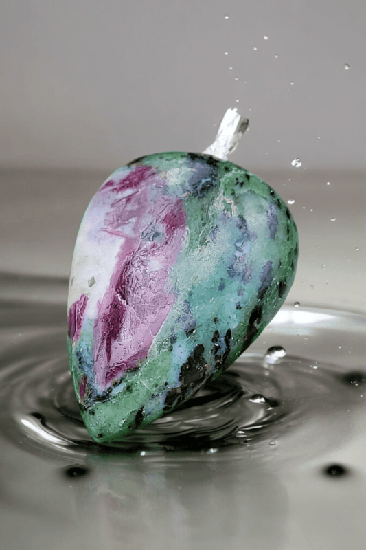 Pendentif Rubis sur Fuchsite – Amour de soi et Équilibre émotionnel - Pendentif en pierre naturelle - Flore Holistic