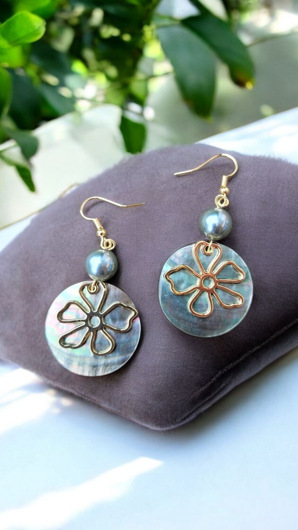 Boucles d’oreilles Nacre Fleur – Acier inoxydable doré