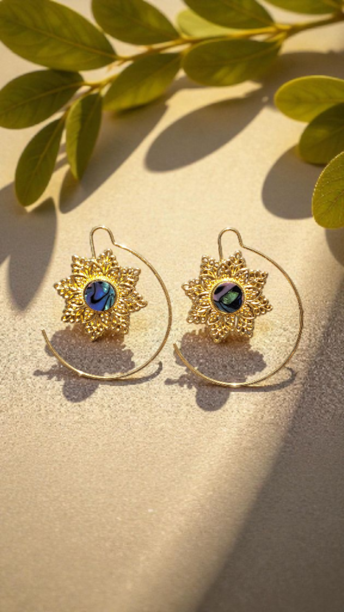 🌸 Boucles Fleur Abalone – Acier inoxydable doré