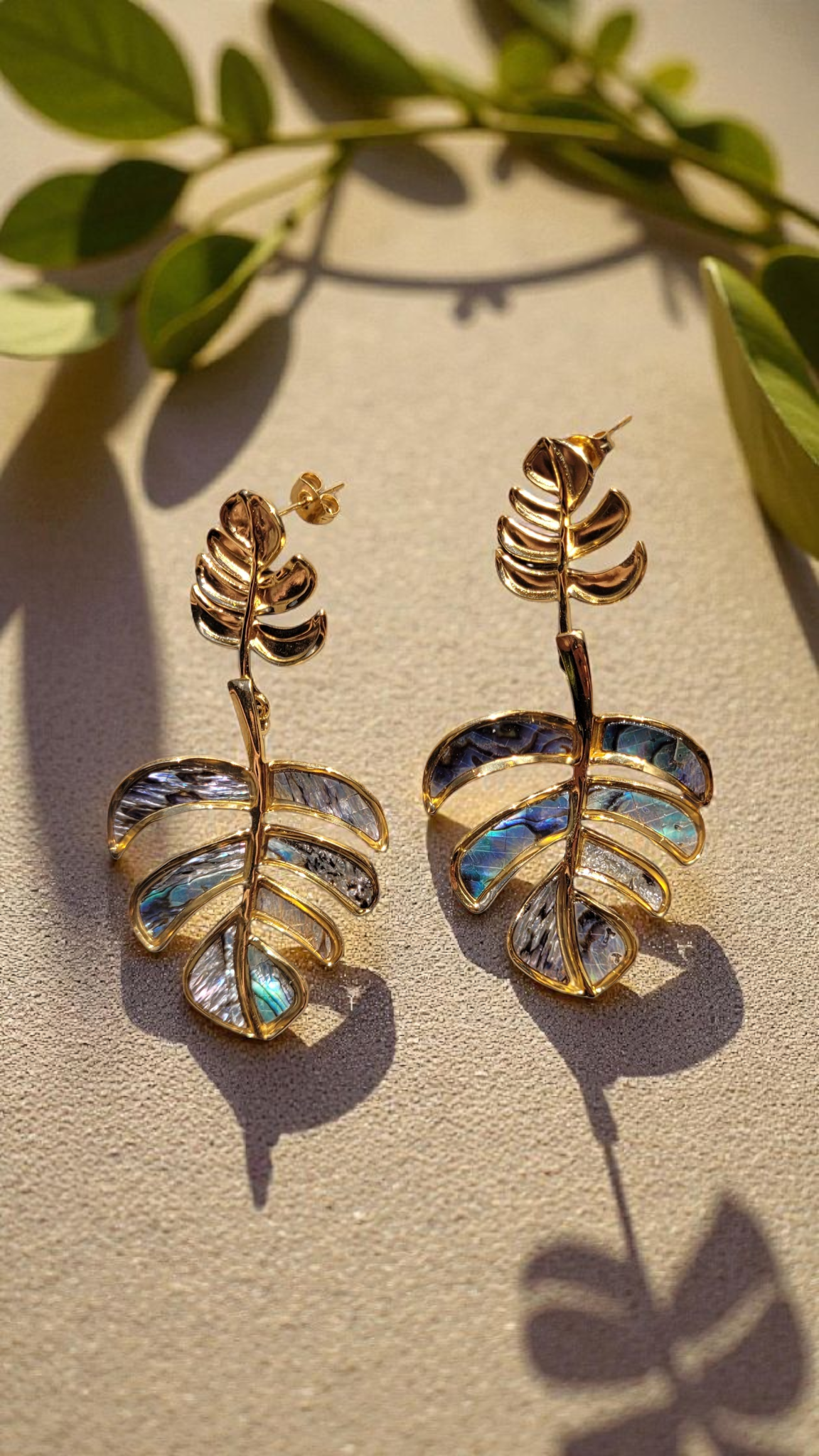 Boucles d’oreilles Monstera en Abalone – Acier inoxydable doré