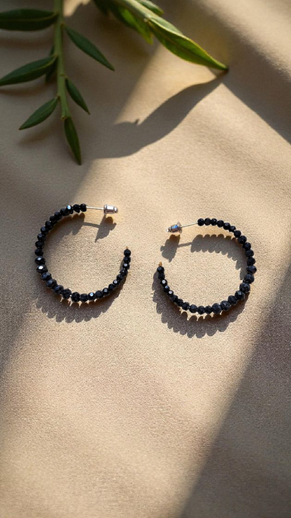✨ Boucles d’oreilles créoles – Spinelle noire facettée