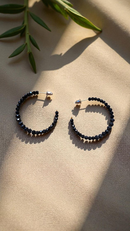 ✨ Boucles d’oreilles créoles – Spinelle noire facettée