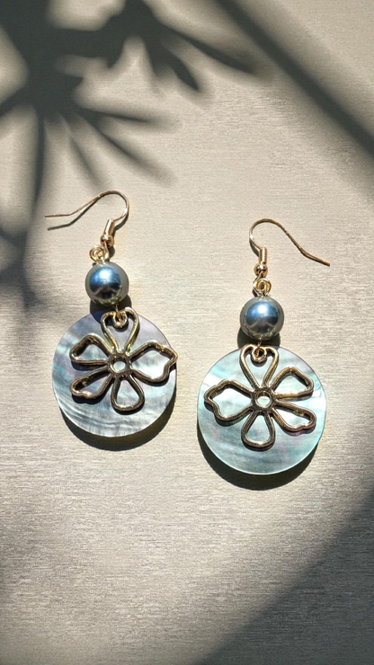 Boucles d’oreilles Nacre Fleur – Acier inoxydable doré