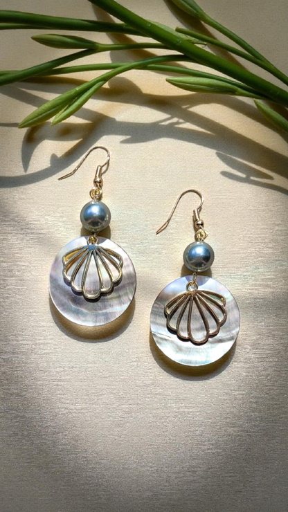 Boucles d’oreilles Nacre Fleur – Acier inoxydable doré